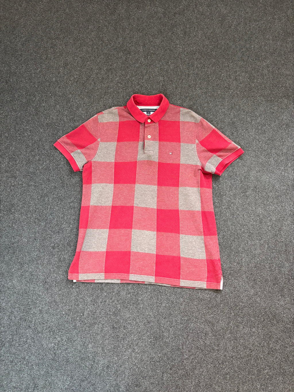 Tommy Hilfiger Poloshirt – Rot/Grau kariert (Größe M, Custom Fit)